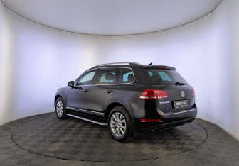 Подержанный автомобиль Volkswagen Touareg 2014 года (7 фото)