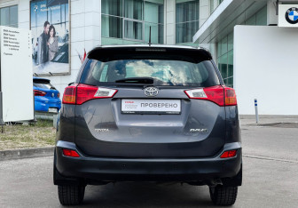 Подержанный автомобиль Toyota RAV4 2014 года (6 фото)