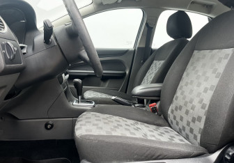 Подержанный автомобиль Ford Focus Sedan 2006 года (10 фото)