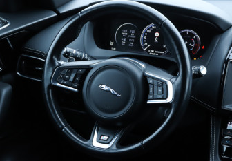 Подержанный автомобиль Jaguar F-Pace 2017 года (17 фото)