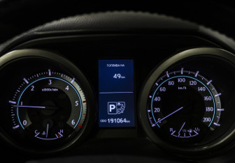 Подержанный автомобиль Toyota Land Cruiser Prado 2010 года (12 фото)