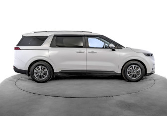 Подержанный автомобиль Kia Carnival 2021 года (4 фото)