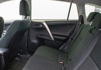 Подержанный автомобиль Toyota RAV4 2015 года (11 фото)