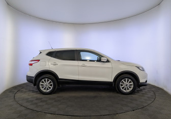 Подержанный автомобиль Nissan Qashqai 2016 года (4 фото)