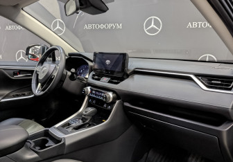 Подержанный автомобиль Toyota RAV4 2025 года (13 фото)