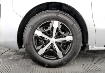 Подержанный автомобиль Peugeot Traveller 2021 года (19 фото)