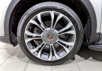 Подержанный автомобиль Hongqi HS5 2020 года (18 фото)