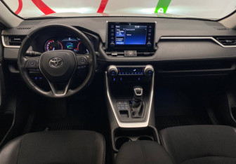 Подержанный автомобиль Toyota RAV4 2021 года (9 фото)