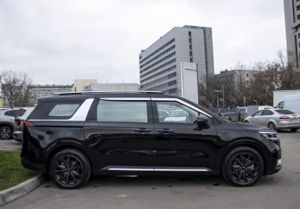 Подержанный автомобиль Kia Carnival 2021 года (4 фото)