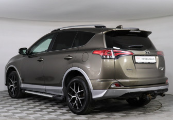 Подержанный автомобиль Toyota RAV4 2017 года (6 фото)