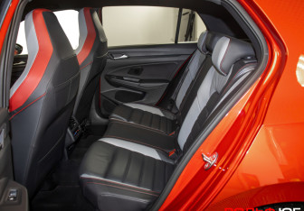 Подержанный автомобиль Volkswagen Golf GTI Hatchback 2021 года (10 фото)