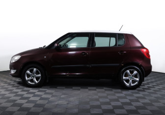 Подержанный автомобиль Skoda Fabia Hatchback 2012 года (8 фото)