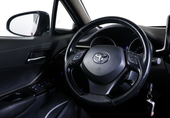 Подержанный автомобиль Toyota C-HR 2018 года (13 фото)