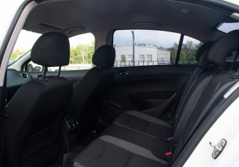 Подержанный автомобиль Peugeot 408 2014 года (13 фото)