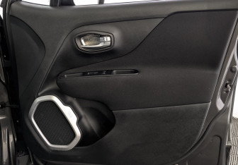 Подержанный автомобиль Jeep Renegade 2018 года (25 фото)