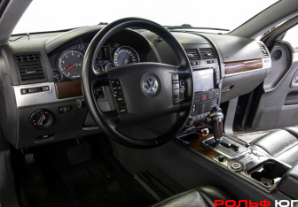 Подержанный автомобиль Volkswagen Touareg 2002 года (16 фото)