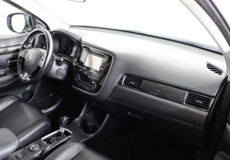 Подержанный автомобиль Mitsubishi Outlander 2016 года (10 фото)