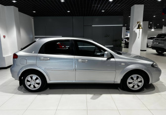 Подержанный автомобиль Chevrolet Lacetti Hatchback 2012 года (6 фото)