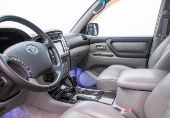 Подержанный автомобиль Toyota Land Cruiser Suv 2006 года (10 фото)