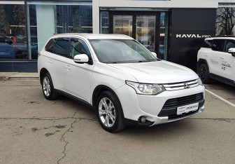 Подержанный автомобиль Mitsubishi Outlander 2014 года (3 фото)