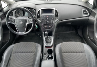 Подержанный автомобиль Opel Astra Wagon 2012 года (9 фото)
