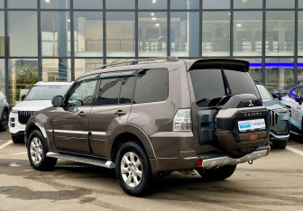 Подержанный автомобиль Mitsubishi Pajero 2011 года (7 фото)
