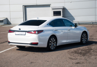 Подержанный автомобиль Lexus ES 2018 года (5 фото)