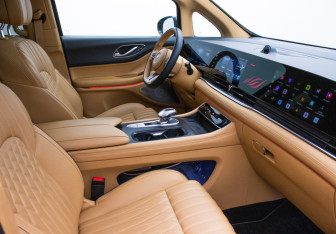 Подержанный автомобиль Voyah Dream 2023 года (7 фото)