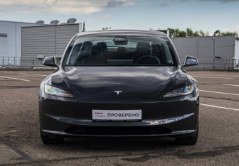 Подержанный автомобиль Tesla Model 3 2025 года (2 фото)