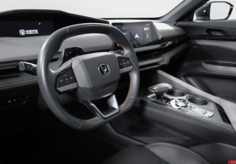 Подержанный автомобиль Changan UNI-V 2023 года (14 фото)