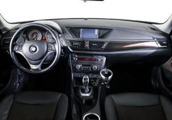 Подержанный автомобиль BMW X1 2013 года (13 фото)