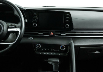 Подержанный автомобиль Hyundai Elantra Sedan 2021 года (10 фото)
