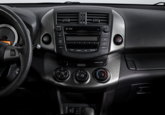 Подержанный автомобиль Toyota RAV4 2011 года (13 фото)