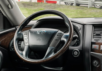 Подержанный автомобиль Infiniti QX56 2013 года (14 фото)