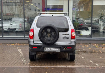 Подержанный автомобиль Chevrolet Niva 2015 года (7 фото)