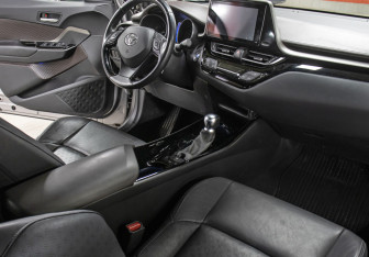 Подержанный автомобиль Toyota C-HR 2019 года (11 фото)