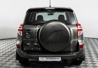 Подержанный автомобиль Toyota RAV4 2011 года (6 фото)