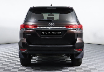 Подержанный автомобиль Toyota Fortuner 2017 года (4 фото)