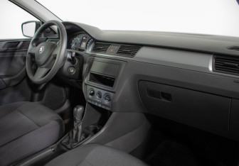 Подержанный автомобиль Skoda Rapid Liftback 2015 года (9 фото)