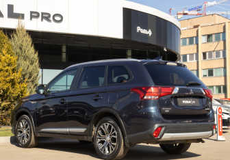 Подержанный автомобиль Mitsubishi Outlander 2018 года (19 фото)