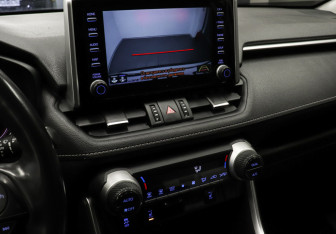Подержанный автомобиль Toyota RAV4 2020 года (11 фото)