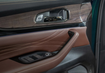 Подержанный автомобиль Exeed VX 2023 года (12 фото)