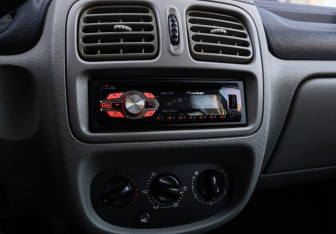 Подержанный автомобиль Renault Symbol 2003 года (14 фото)