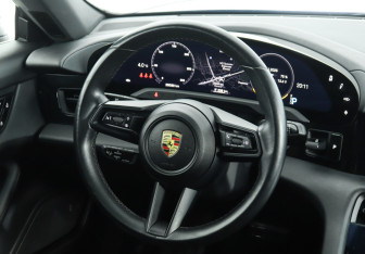 Подержанный автомобиль Porsche Taycan 2021 года (17 фото)