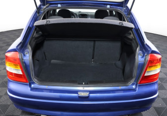 Подержанный автомобиль Opel Astra Hatchback 2004 года (9 фото)