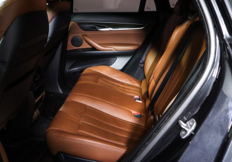 Подержанный автомобиль BMW X6 2015 года (10 фото)