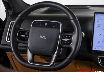 Подержанный автомобиль LiXiang L7 2024 года (13 фото)