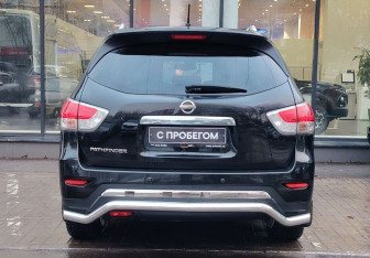 Подержанный автомобиль Nissan Pathfinder 2016 года (7 фото)