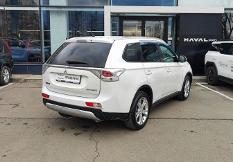Подержанный автомобиль Mitsubishi Outlander 2014 года (5 фото)