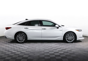 Подержанный автомобиль Toyota Avalon 2022 года (4 фото)